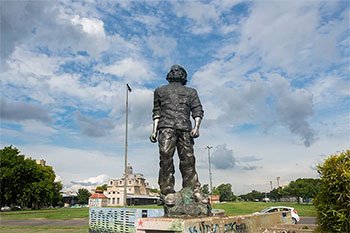 Monumento al Che Guevara en Rosario - Escultura de bronce de 4 metros hecha con llaves donadas