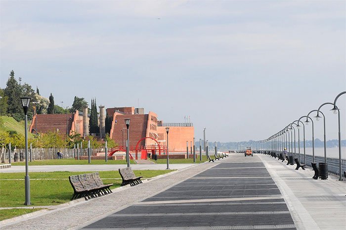 Parque España Rosario - Escalinata y Centro Cultural junto al Río Paraná